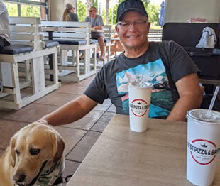 El Dr. Romney con su perro Benson