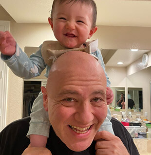 Rami Fodda con su hija.