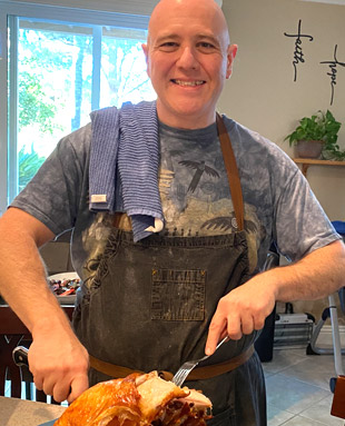 A Rami Fodda le gusta cocinar.