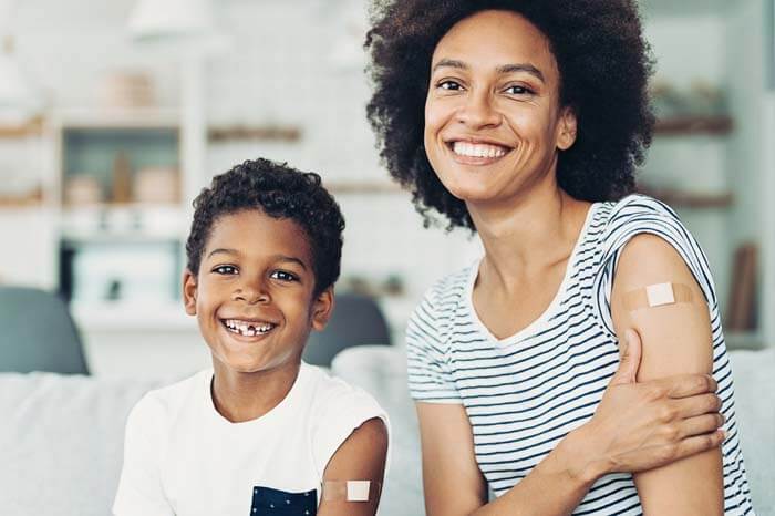 Madre e hijo con curitas vacunadas contra la gripe