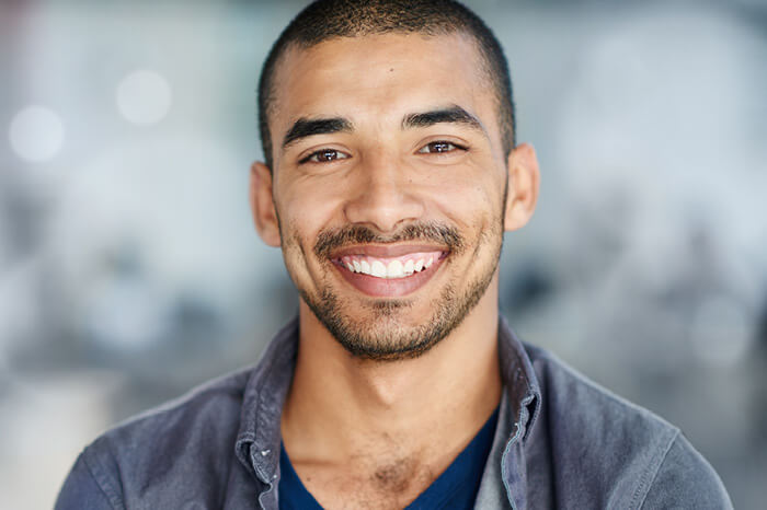 Prevenga el VIH con un hombre de PrEP con camisa azul