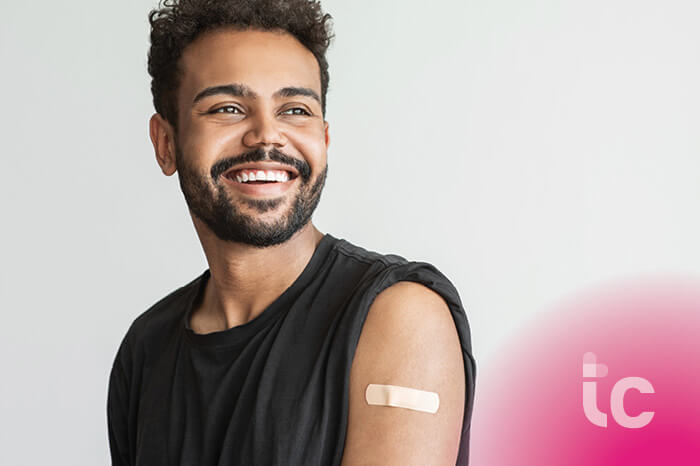 Vacuna contra la viruela símica Hombre con curita después de la vacuna