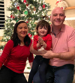 Familia Rami fodda posando frente al árbol de Navidad