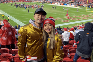 Dr. Victor Mac en un San Francisco 49ers