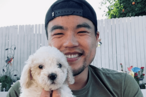 El Dr. Mac con su perro Toby.